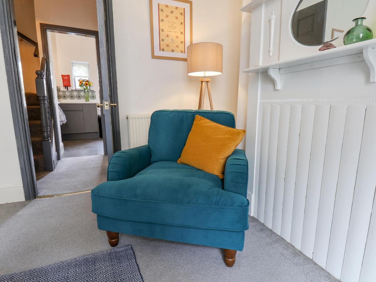 Book House Apartment Уитби Екстериор снимка
