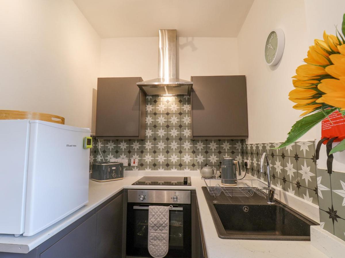 Book House Apartment Уитби Екстериор снимка