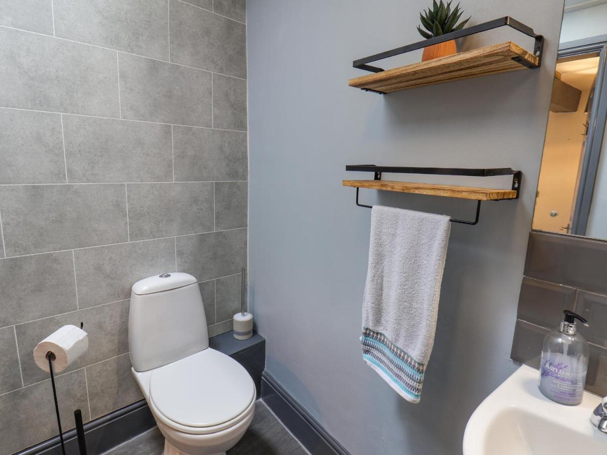 Book House Apartment Уитби Екстериор снимка