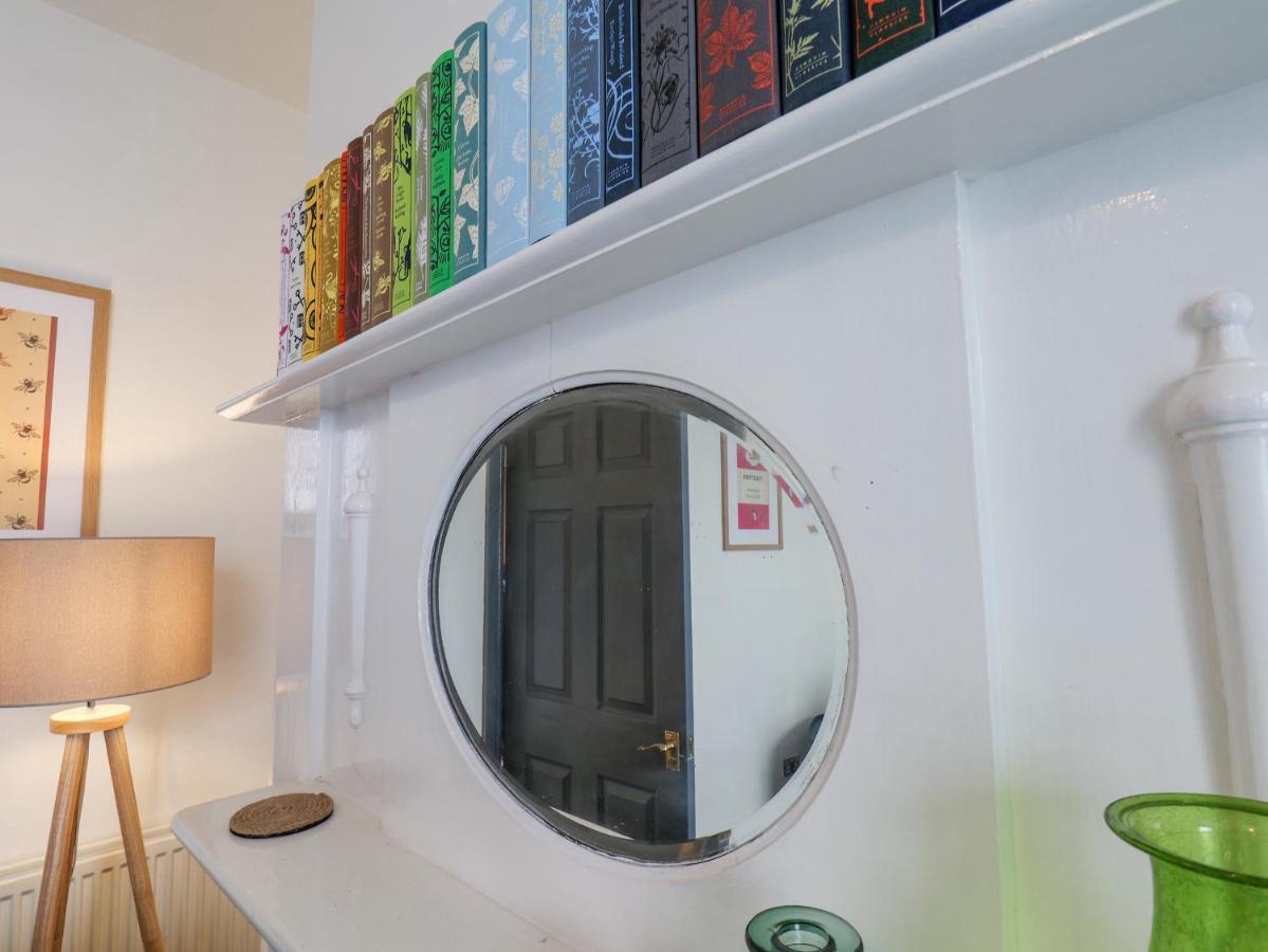 Book House Apartment Уитби Екстериор снимка