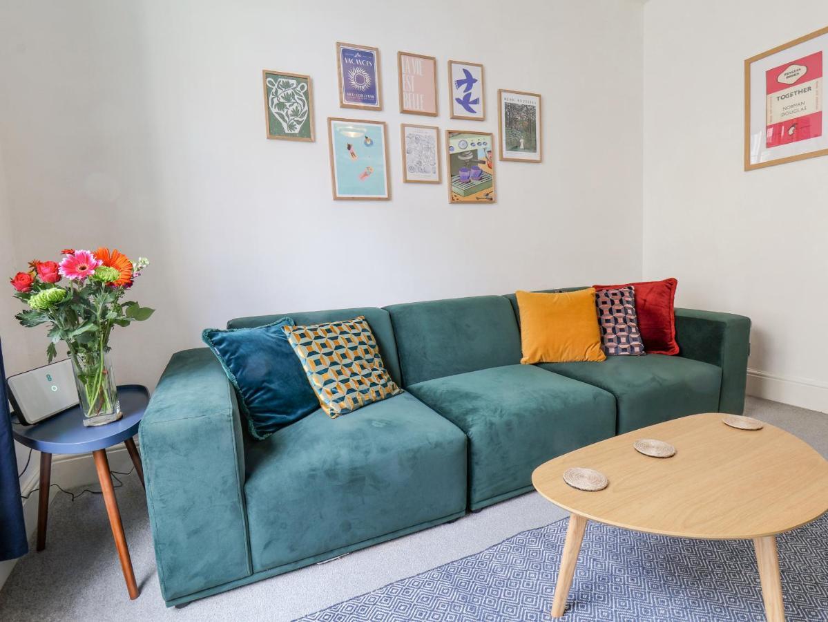 Book House Apartment Уитби Екстериор снимка
