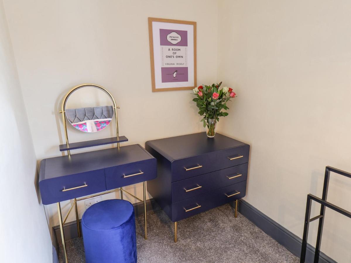 Book House Apartment Уитби Екстериор снимка