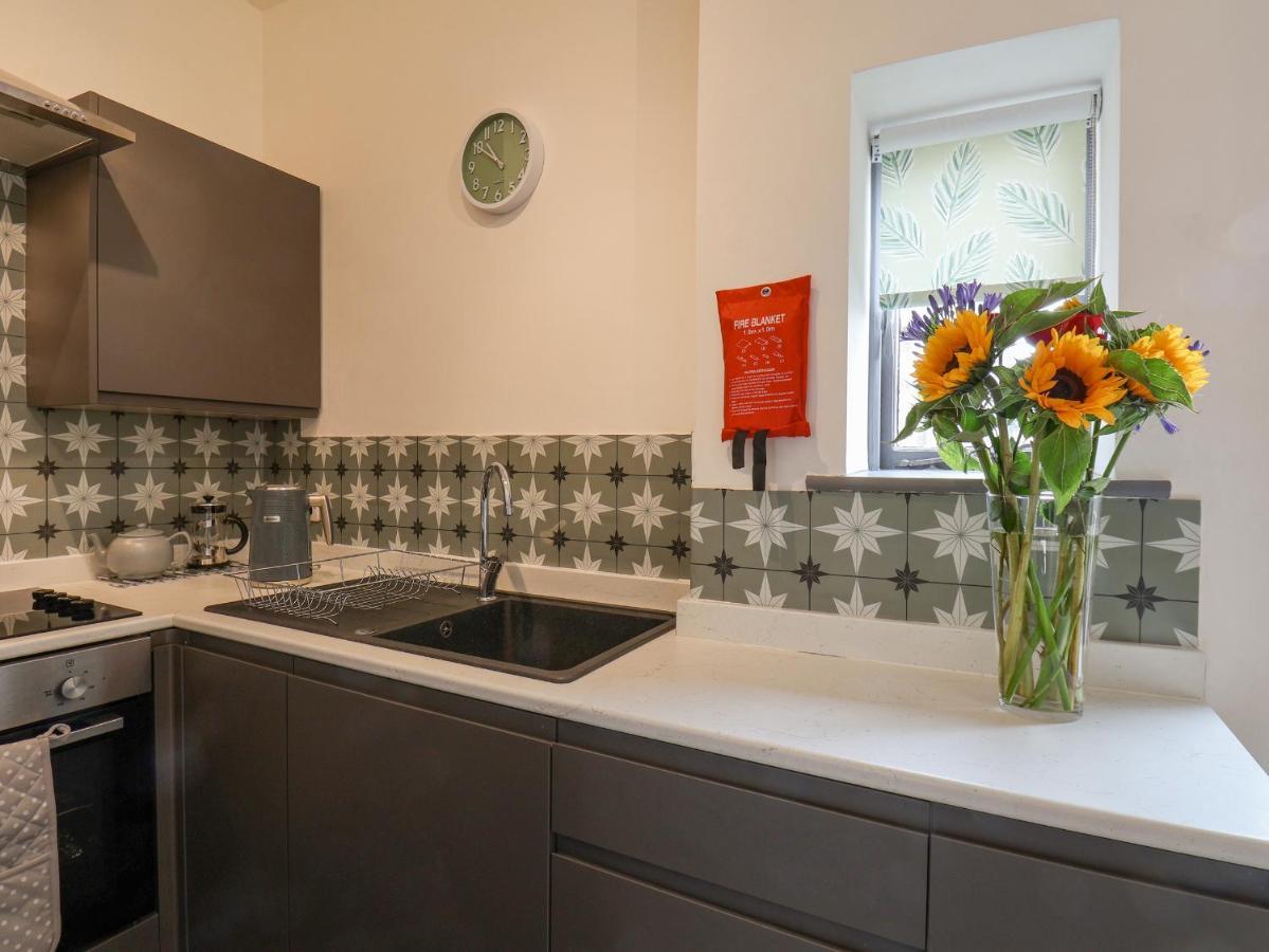 Book House Apartment Уитби Екстериор снимка