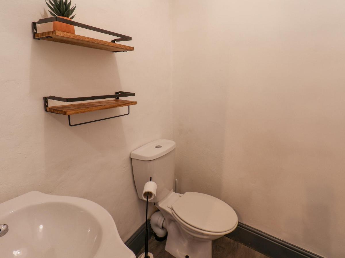 Book House Apartment Уитби Екстериор снимка