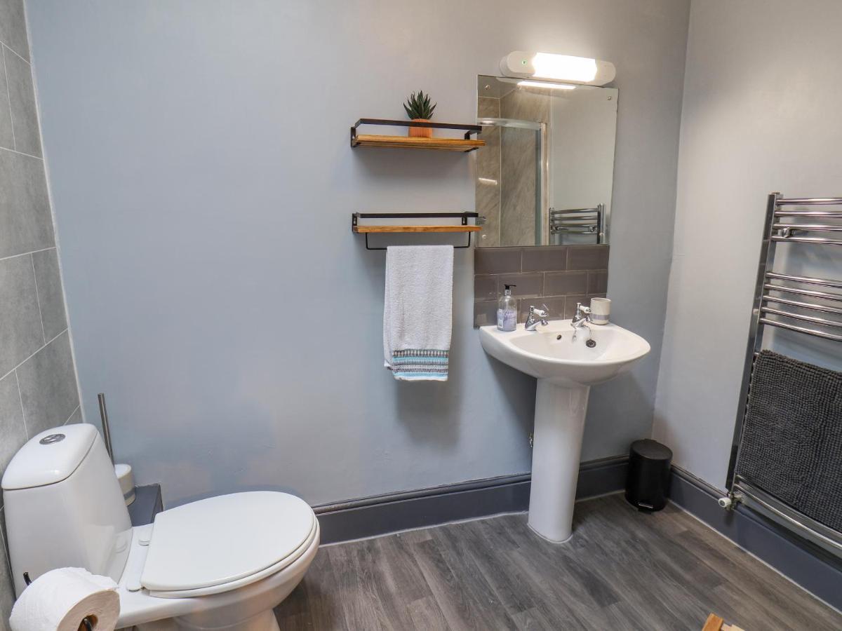 Book House Apartment Уитби Екстериор снимка